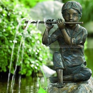 garçon avec fontaine à flûte