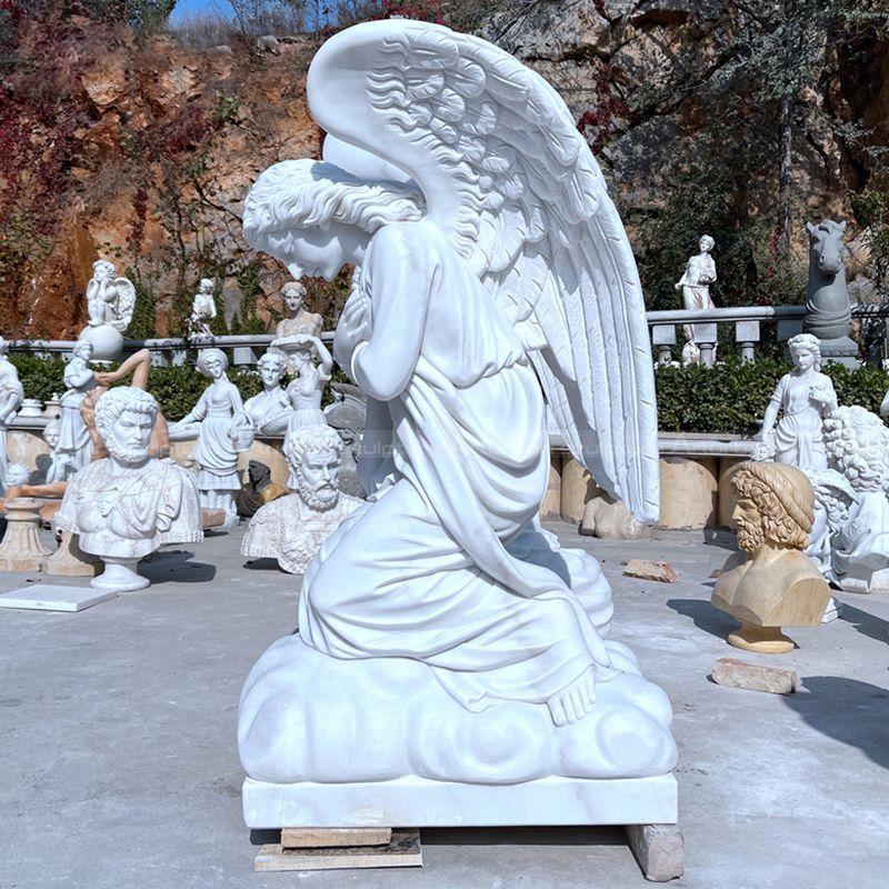 statuetta di angelo in ginocchio