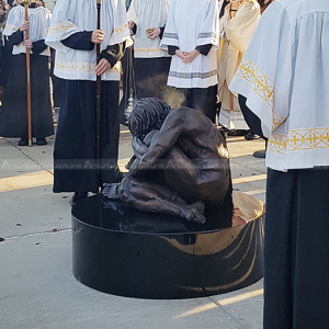 escultura de cristo sem-abrigo