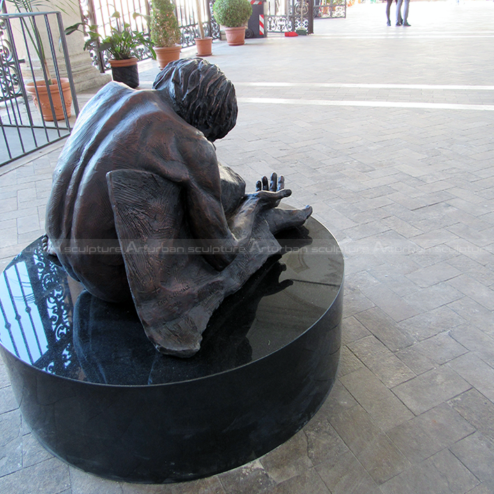 escultura de cristo sem-abrigo