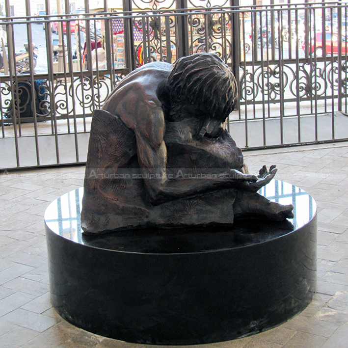escultura de cristo sem-abrigo