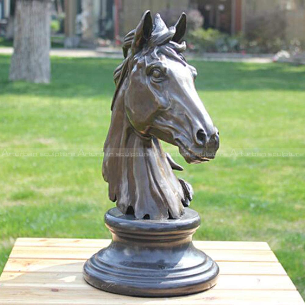 escultura de cabeça de cavalo de metal