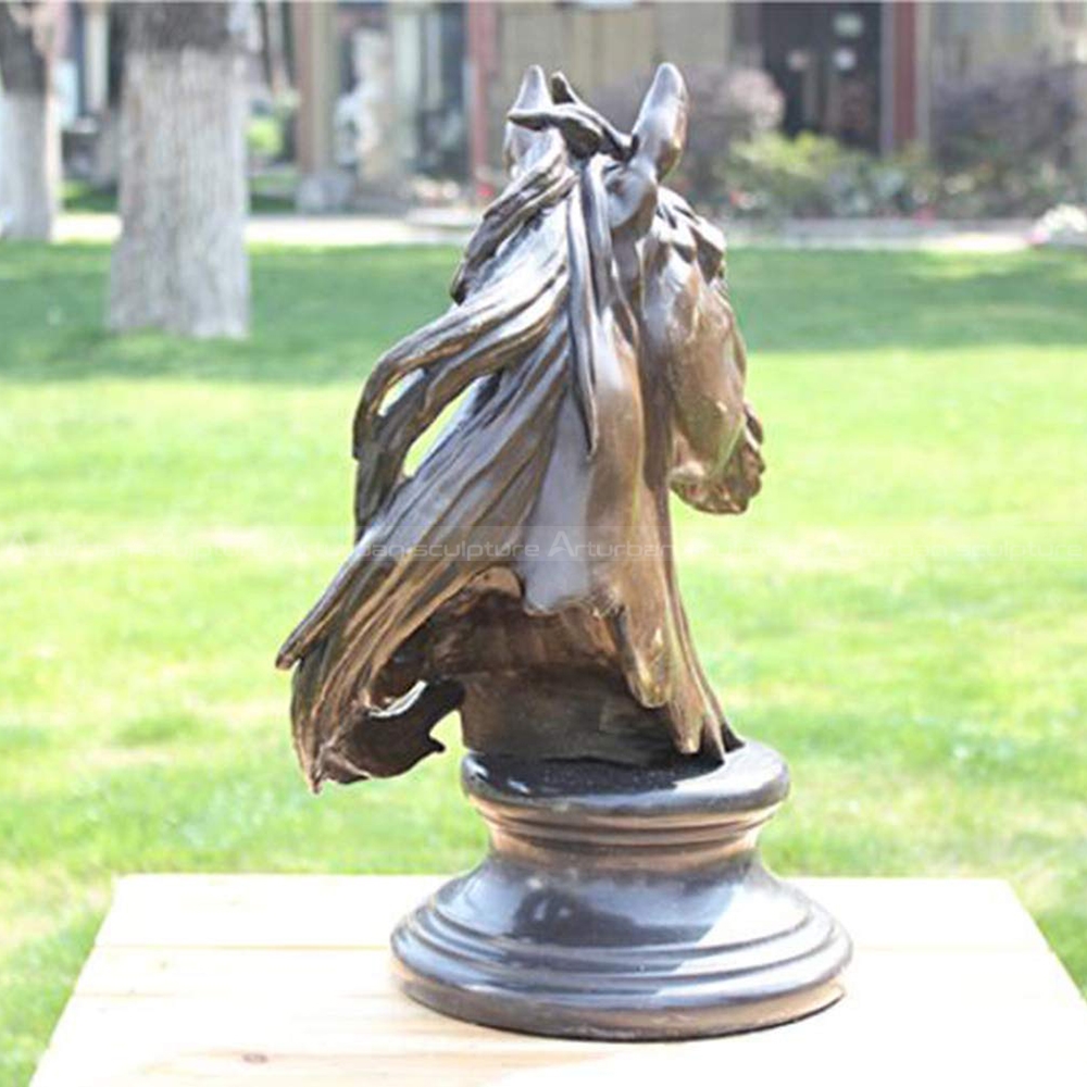 escultura de cabeça de cavalo de metal