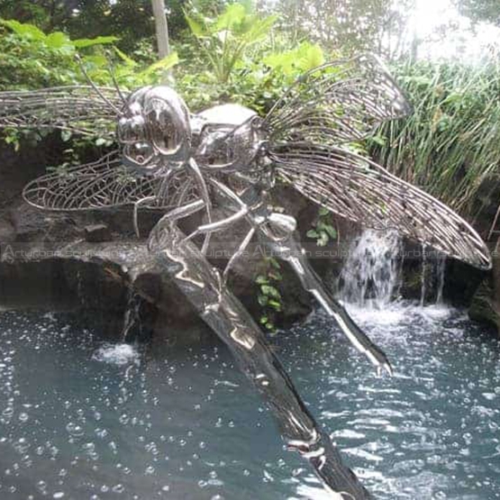 Libellenskulptur für den Außenbereich