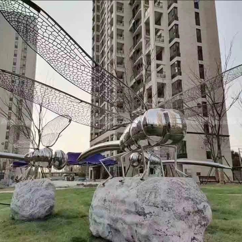 estátua de libélula para jardim