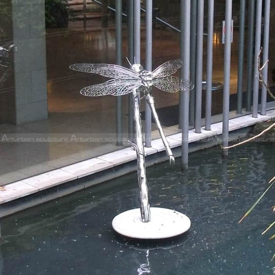 Libellenskulptur für den Außenbereich
