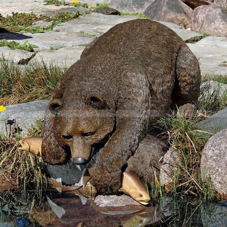 statue d'ours pêchant