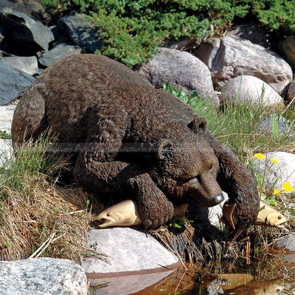 statue d'ours pêchant