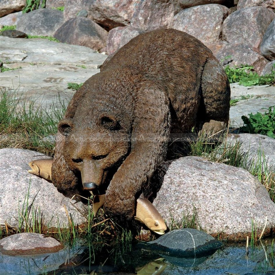 statue d'ours pêchant