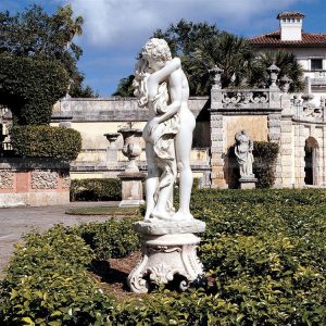 sculpture de couple enlacé