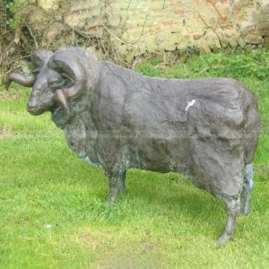 scultura di pecora da giardino