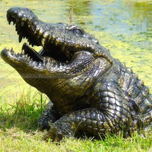 escultura metálica de cocodrilo