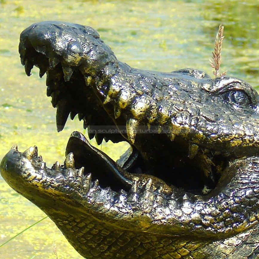 escultura de metal de crocodilo