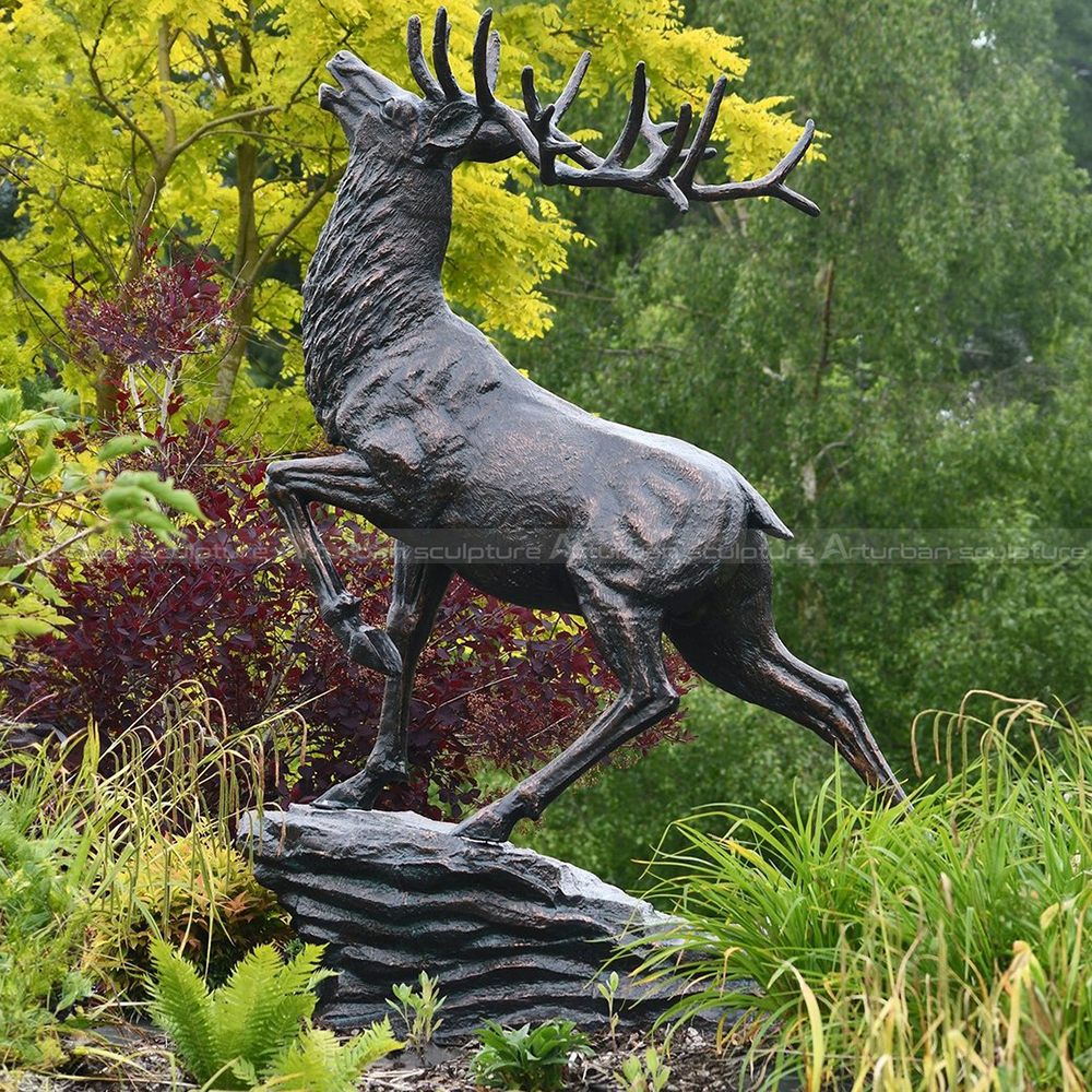 bronzene Hirschstatue Garten