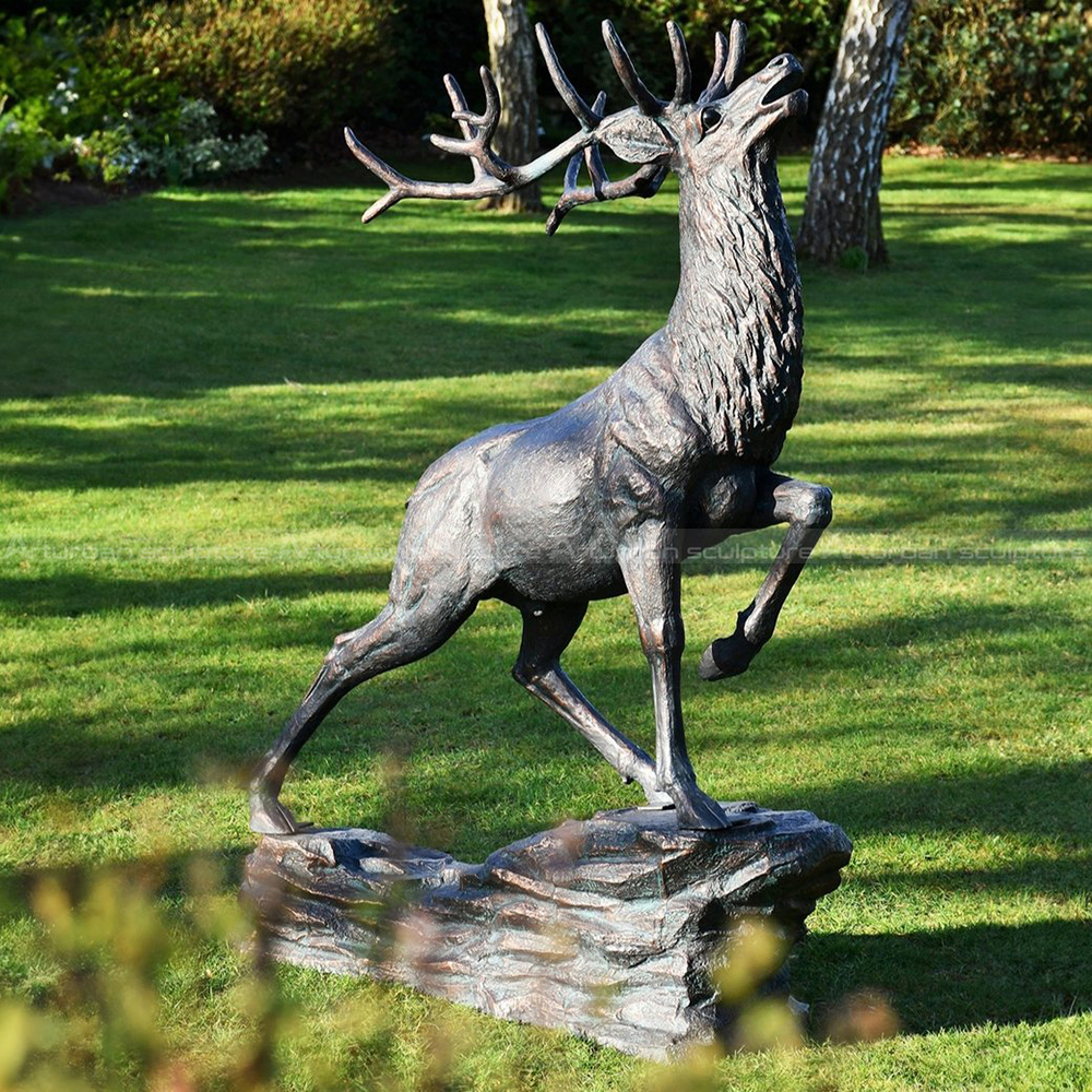 bronzene Hirschstatue Garten