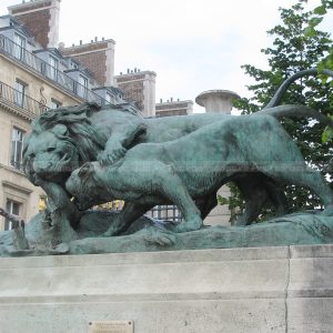 sculpture de lion en plein air