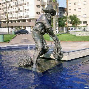 estatua de pescador de bronce