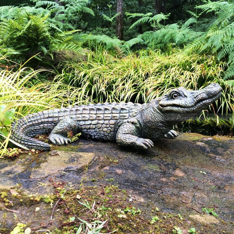ornement de jardin en forme d'alligator