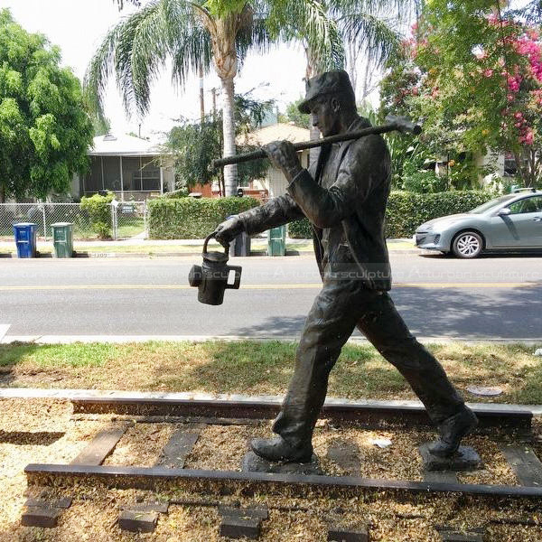 estatua del caminante de la pista