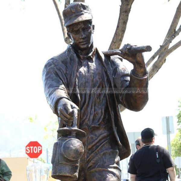 estatua del caminante de la pista