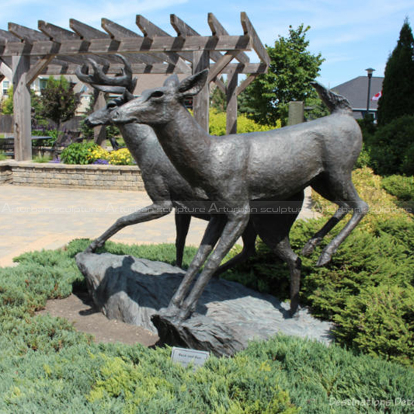 Bronzene Gartendeer-Statuen