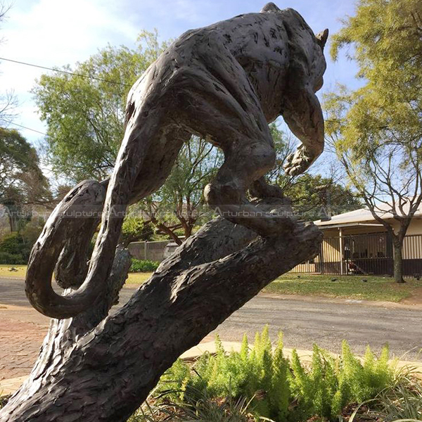 estatua de guepardo de tamaño natural