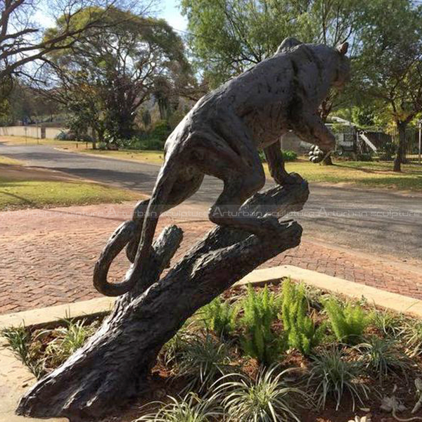 estatua de guepardo de tamaño natural