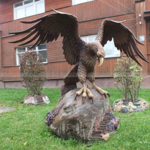 estatua de águila a tamaño real