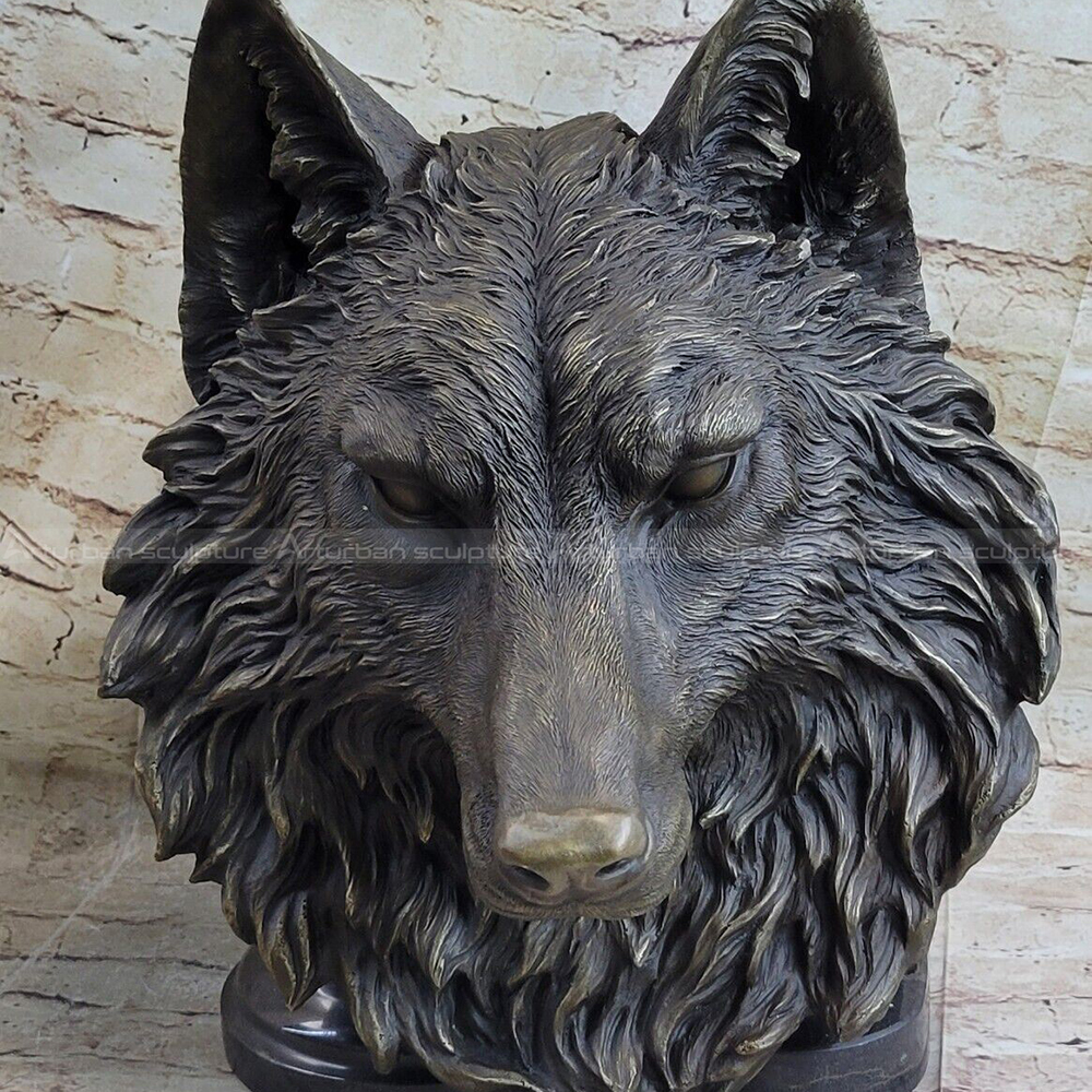 scultura testa di lupo
