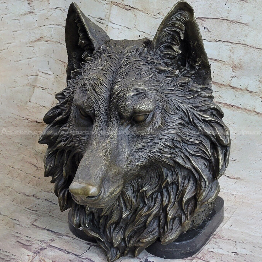 scultura testa di lupo