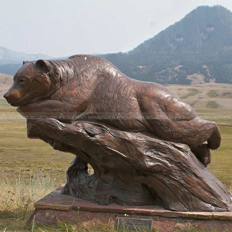 statue d'ours de pelouse