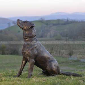 Labrador-Statue für den Garten