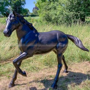 sculpture d'un cheval au galop
