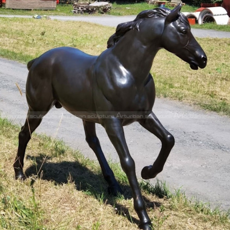 escultura de caballo corriendo