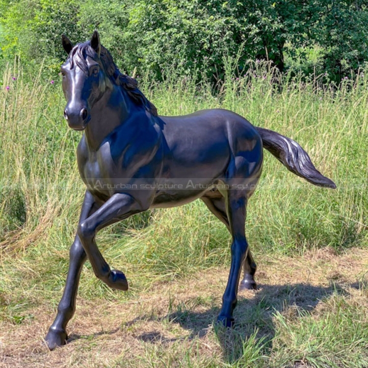 escultura de caballo corriendo
