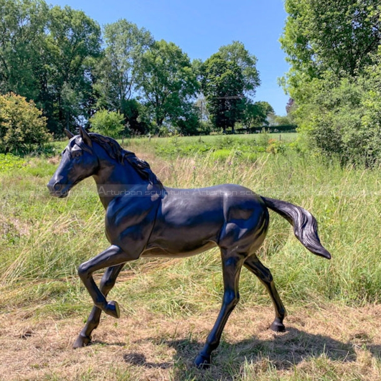 escultura de caballo corriendo