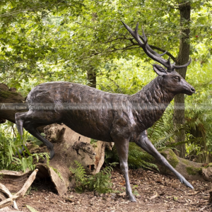 sculpture de jardin en bronze de cerf