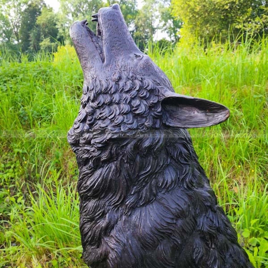 escultura de lobo uivante