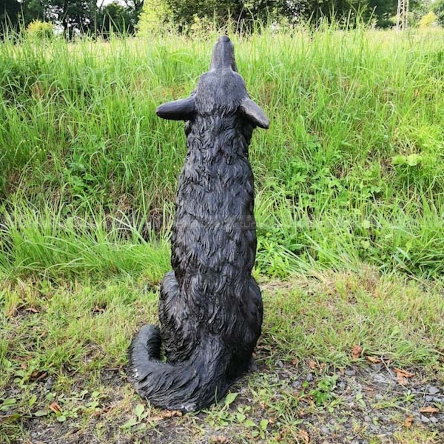 escultura de lobo uivante