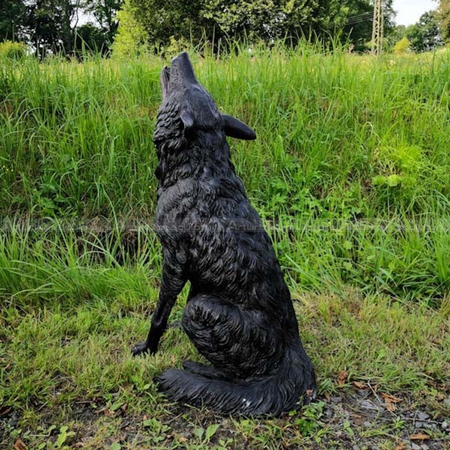 escultura de lobo uivante