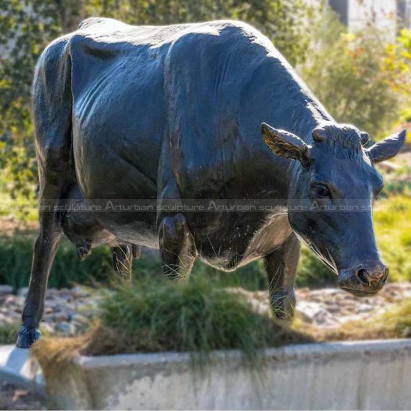 estátuas de vaca ao ar livre