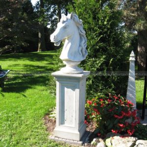 escultura de cabeça de cavalo de mármore
