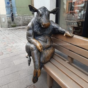 figurinha de touro em bronze