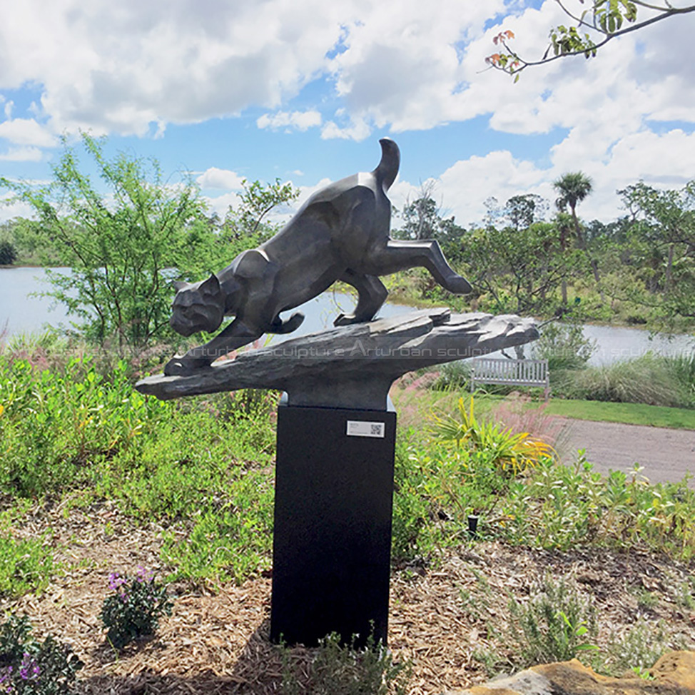 escultura de lince em bronze
