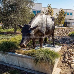 estatuas de vacas para exteriores