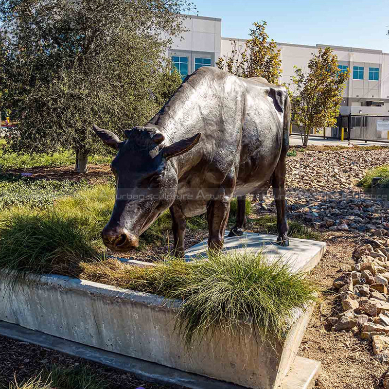 Außenkuhstatuen