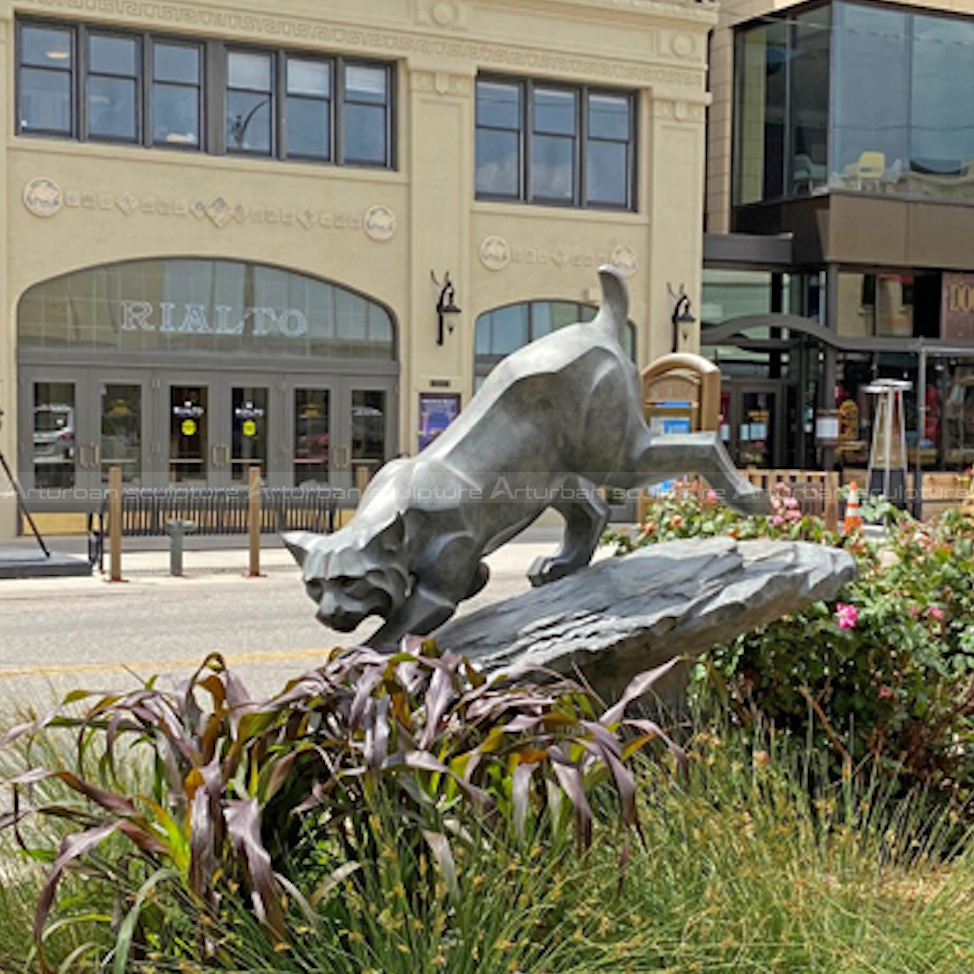 escultura de lince em bronze