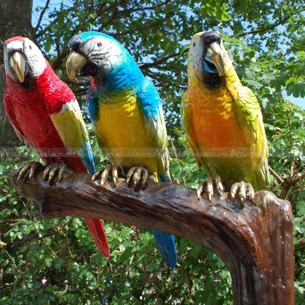 escultura de loro de bronce