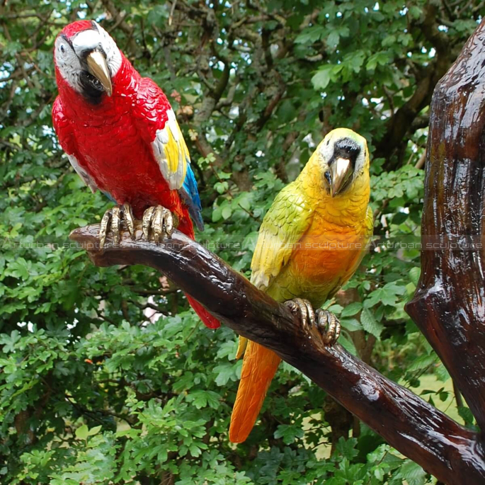 escultura de loro de bronce