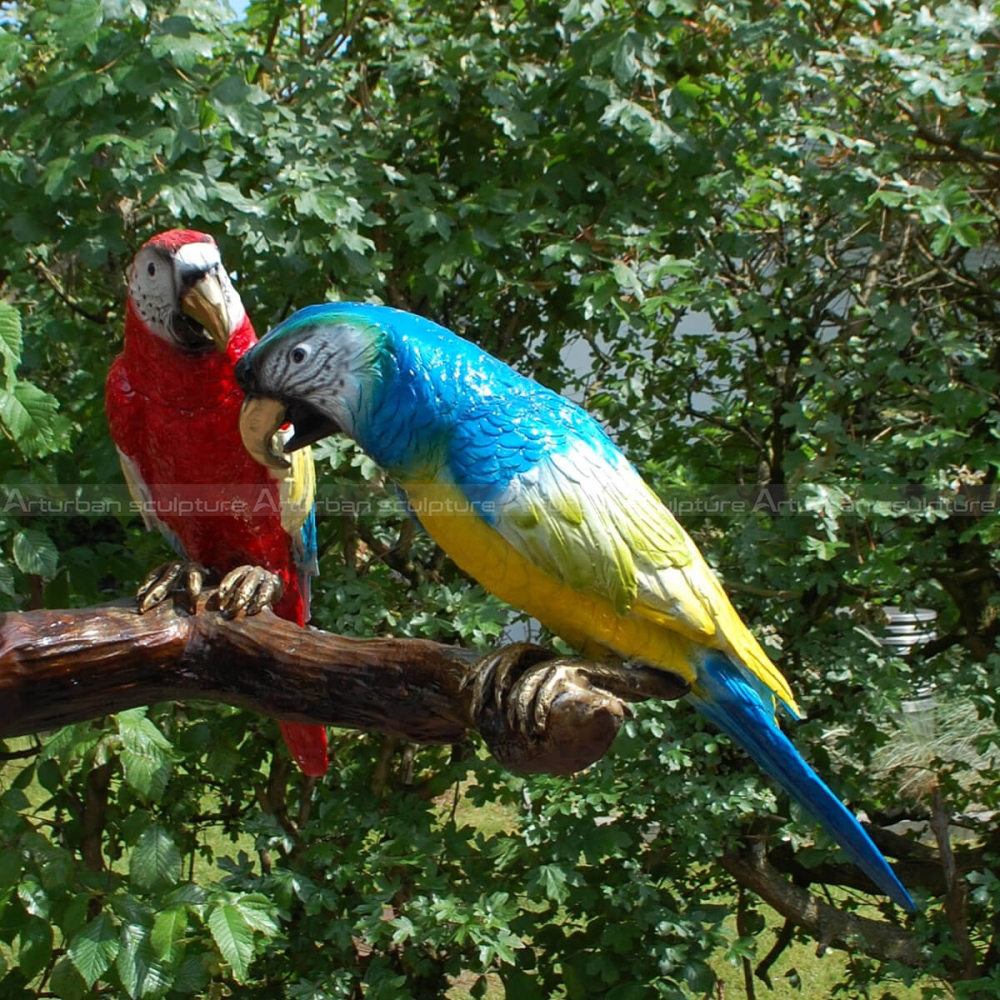 escultura de loro de bronce
